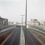 119482 Gezicht op de Catharijnebaan te Utrecht, vanaf de Radboudtraverse, met links de Catharijnesingel (en een deel ...